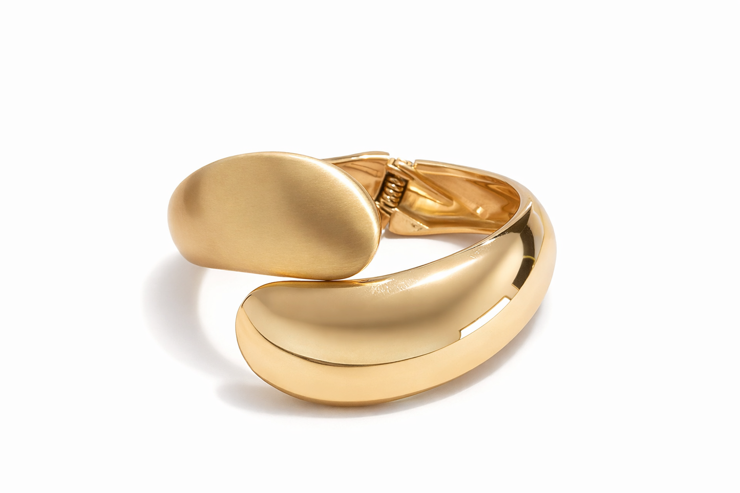 Twist Matte/Shiny Gold Bangle